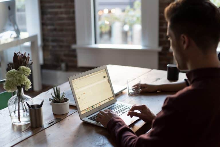 Etre à la fois employé et indépendant