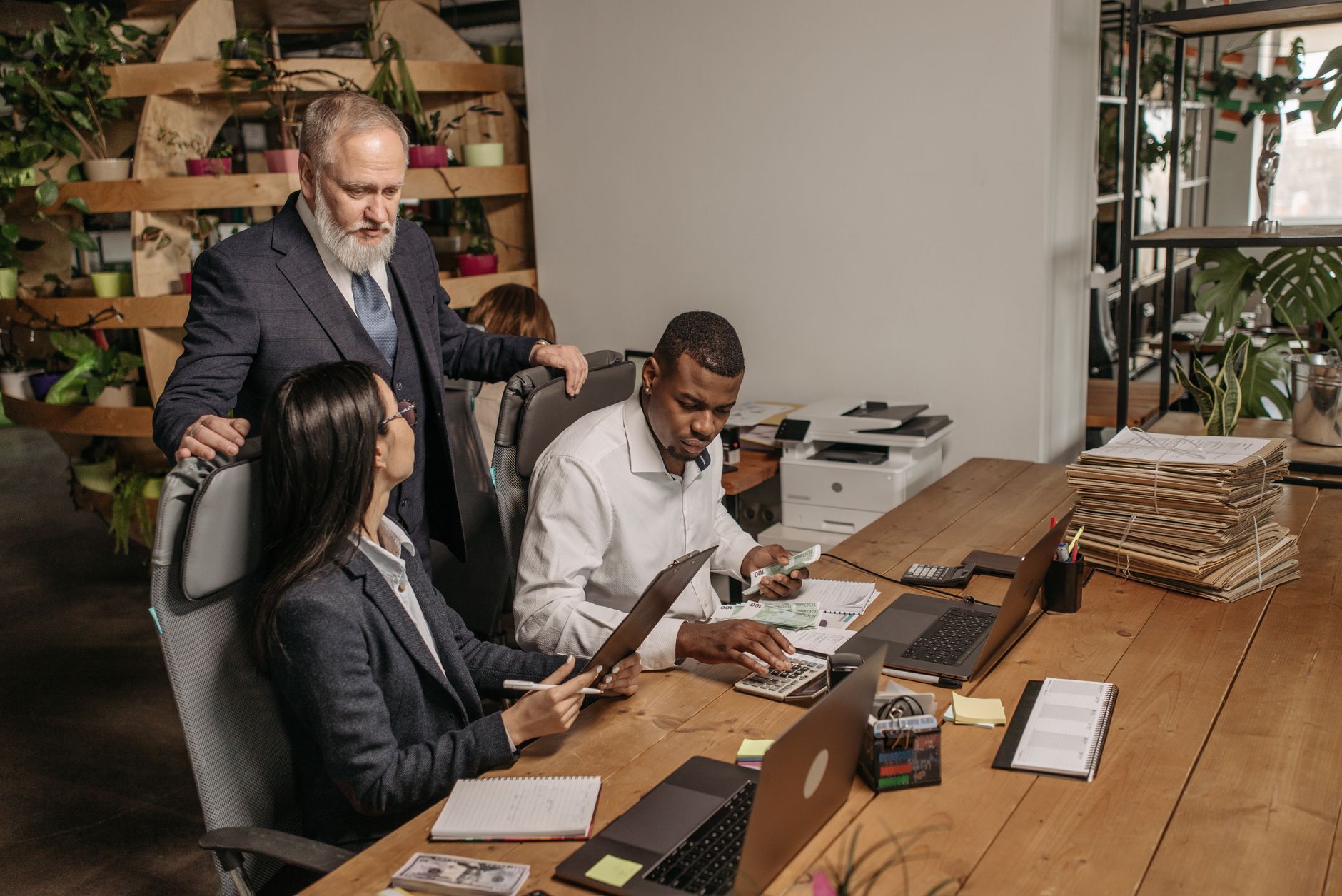 Une équipe diversifiée de professionnels collaborant dans un bureau moderne, axée sur les documents.