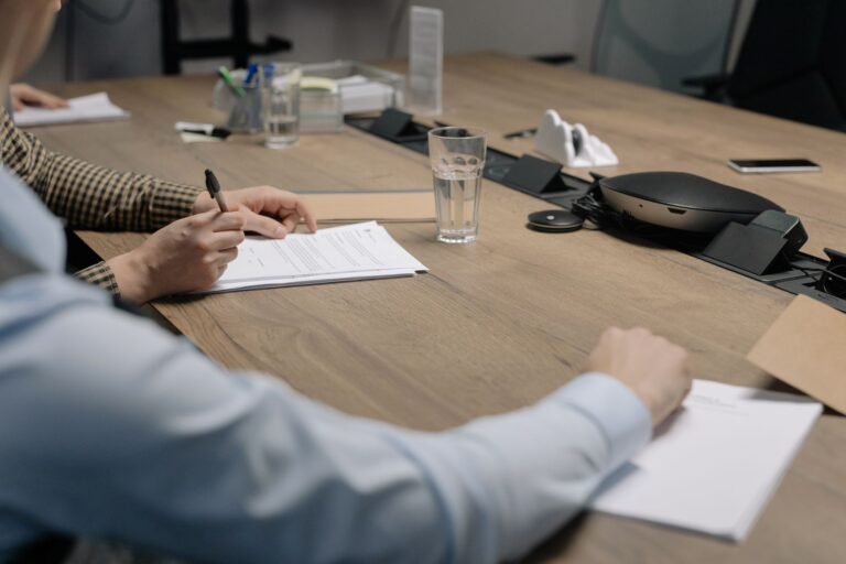 Créer une entreprise: ordonner le statut, le capital et le compte bancaire