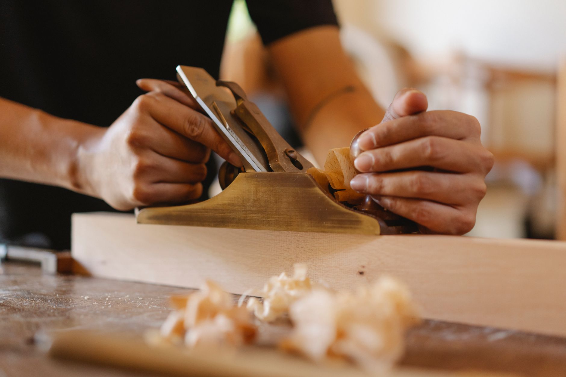 Embaucher un salarié peut faire renaître la CFE pour un artisan exonéré
